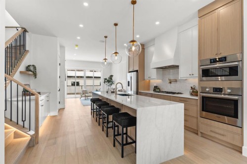456 22 Avenue Nw, Calgary, AB - Indoor Photo Showing Kitchen With Stainless Steel Kitchen With Upgraded Kitchen