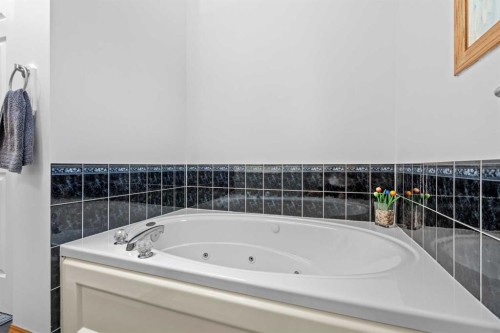 39 Arbour Wood Close Nw, Calgary, AB - Indoor Photo Showing Bathroom