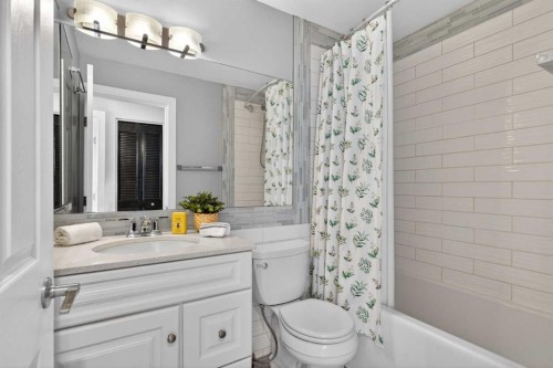 8005 Ranchview Drive Nw, Calgary, AB - Indoor Photo Showing Bathroom