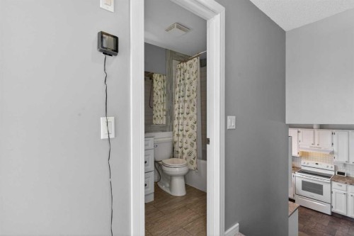 8005 Ranchview Drive Nw, Calgary, AB - Indoor Photo Showing Bathroom