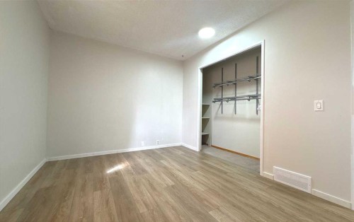 2715 41A Avenue Se, Calgary, AB - Indoor Photo Showing Other Room