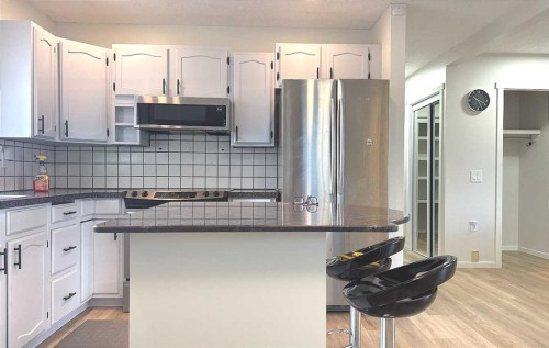 2715 41A Avenue Se, Calgary, AB - Indoor Photo Showing Kitchen