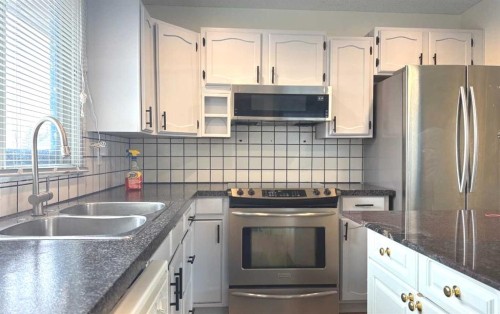 2715 41A Avenue Se, Calgary, AB - Indoor Photo Showing Kitchen With Double Sink With Upgraded Kitchen