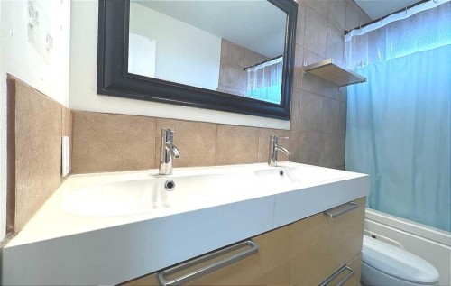 2715 41A Avenue Se, Calgary, AB - Indoor Photo Showing Bathroom