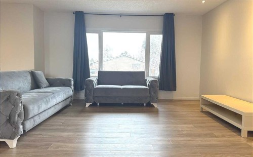 2715 41A Avenue Se, Calgary, AB - Indoor Photo Showing Living Room