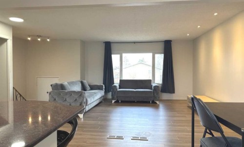 2715 41A Avenue Se, Calgary, AB - Indoor Photo Showing Living Room