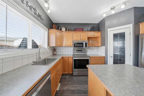 74 Cranberry Close Se, Calgary, AB - Indoor Photo Showing Kitchen