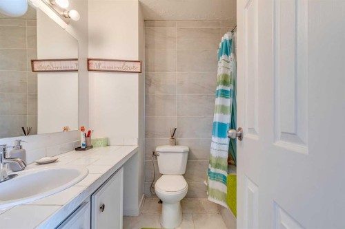 217 Aboyne Place Ne, Calgary, AB - Indoor Photo Showing Bathroom