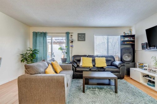 217 Aboyne Place Ne, Calgary, AB - Indoor Photo Showing Living Room