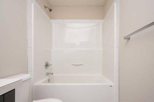 203 Copperstone Park Se, Calgary, AB - Indoor Photo Showing Bathroom