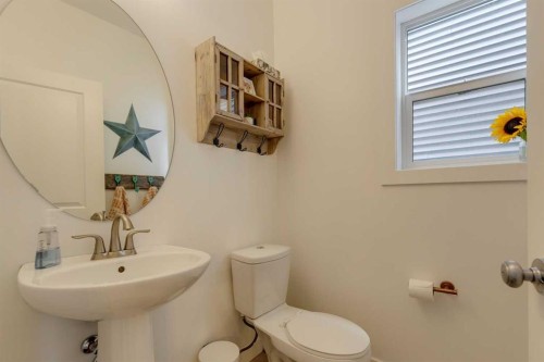 112 Fireside Drive, Cochrane, AB - Indoor Photo Showing Bathroom