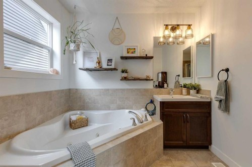112 Fireside Drive, Cochrane, AB - Indoor Photo Showing Bathroom