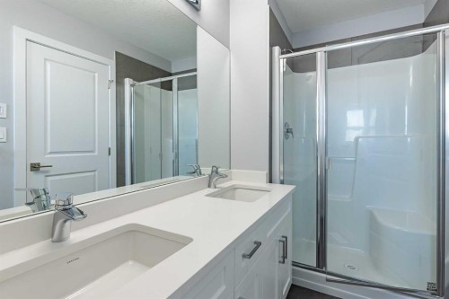 7 Heritage Point, Cochrane, AB - Indoor Photo Showing Bathroom