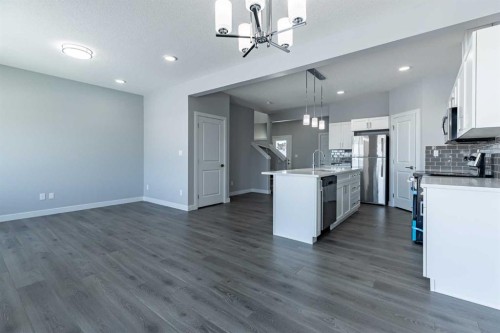 7 Heritage Point, Cochrane, AB - Indoor Photo Showing Kitchen