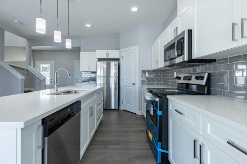 7 Heritage Point, Cochrane, AB - Indoor Photo Showing Kitchen With Upgraded Kitchen