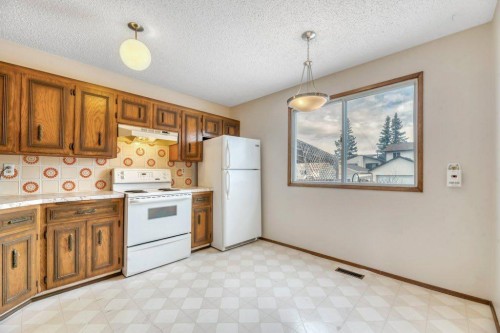 56 Cedarwood Hill Sw, Calgary, AB - Indoor Photo Showing Kitchen