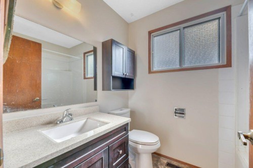 56 Cedarwood Hill Sw, Calgary, AB - Indoor Photo Showing Bathroom