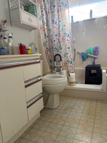 3111 Richmond Road Sw, Calgary, AB - Indoor Photo Showing Bathroom