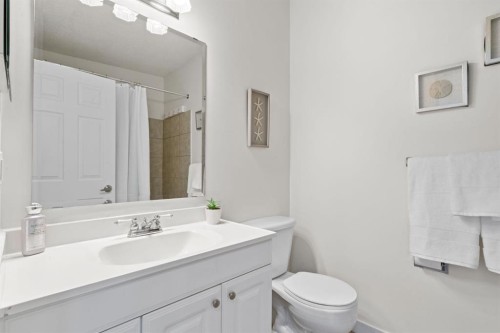 8547 47 Avenue Nw, Calgary, AB - Indoor Photo Showing Bathroom