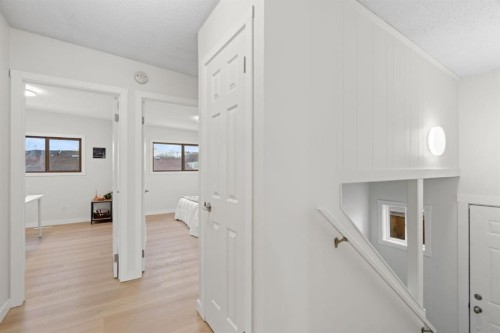 8547 47 Avenue Nw, Calgary, AB - Indoor Photo Showing Other Room