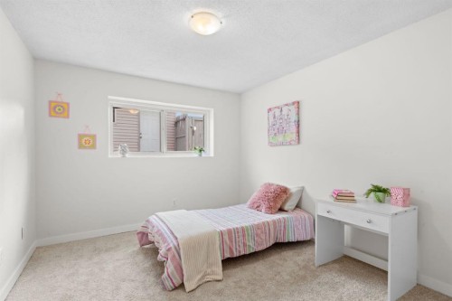 8547 47 Avenue Nw, Calgary, AB - Indoor Photo Showing Bedroom