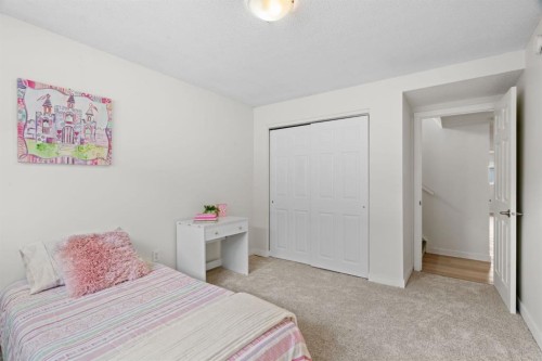 8547 47 Avenue Nw, Calgary, AB - Indoor Photo Showing Bedroom