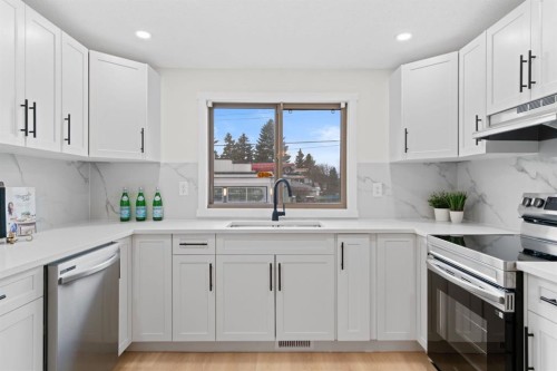 8547 47 Avenue Nw, Calgary, AB - Indoor Photo Showing Kitchen With Upgraded Kitchen