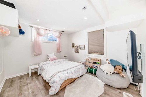 302 Auburn Crest Way Se, Calgary, AB - Indoor Photo Showing Bedroom