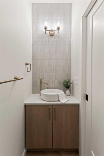 3107 42 Street Sw, Calgary, AB - Indoor Photo Showing Bathroom