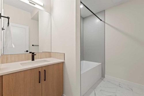 3107 42 Street Sw, Calgary, AB - Indoor Photo Showing Bathroom