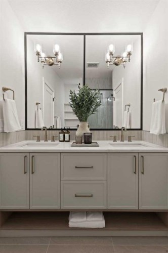 3107 42 Street Sw, Calgary, AB - Indoor Photo Showing Bathroom