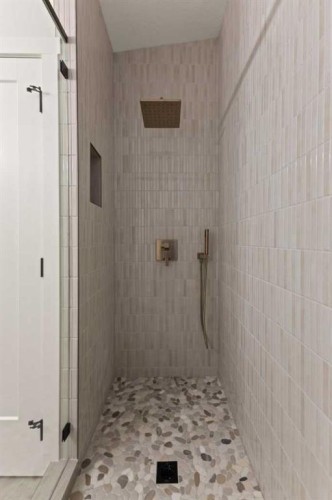 3107 42 Street Sw, Calgary, AB - Indoor Photo Showing Bathroom