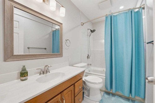 31 Applegrove Crescent Se, Calgary, AB - Indoor Photo Showing Bathroom