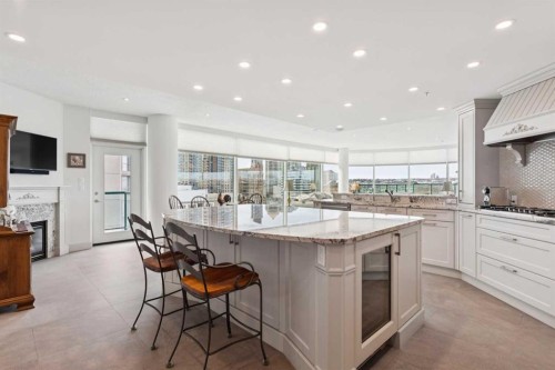 901-837 2 Avenue Sw, Calgary, AB - Indoor Photo Showing Kitchen With Upgraded Kitchen