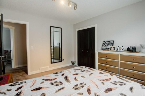 53 Sherwood Square Nw, Calgary, AB - Indoor Photo Showing Bedroom