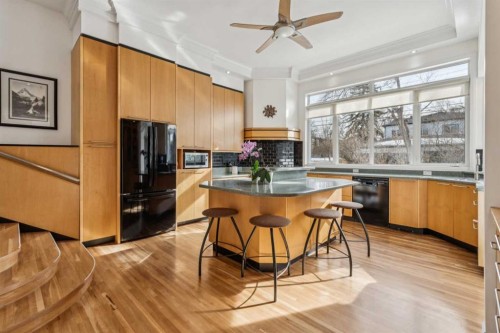 509 15 Avenue Ne, Calgary, AB - Indoor Photo Showing Kitchen