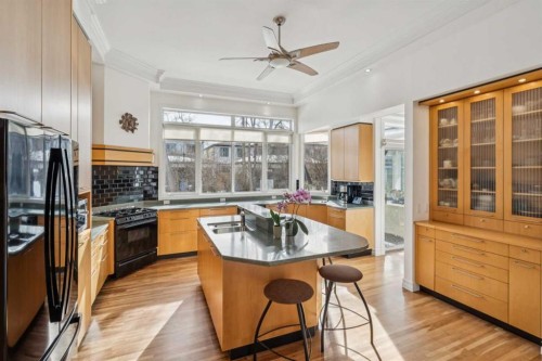 509 15 Avenue Ne, Calgary, AB - Indoor Photo Showing Kitchen With Double Sink