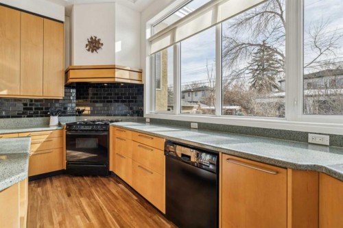 509 15 Avenue Ne, Calgary, AB - Indoor Photo Showing Kitchen