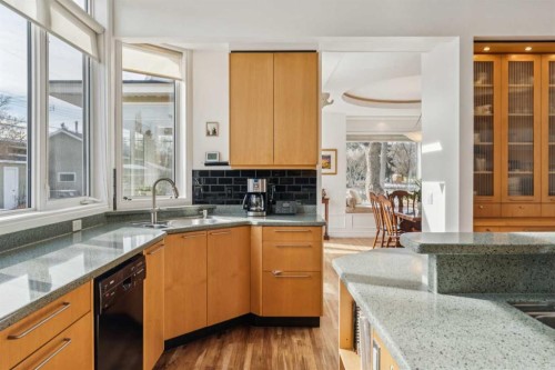 509 15 Avenue Ne, Calgary, AB - Indoor Photo Showing Kitchen