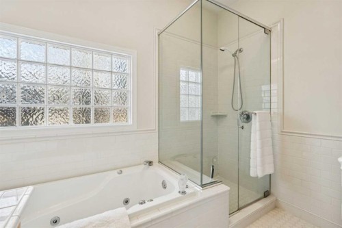 509 15 Avenue Ne, Calgary, AB - Indoor Photo Showing Bathroom