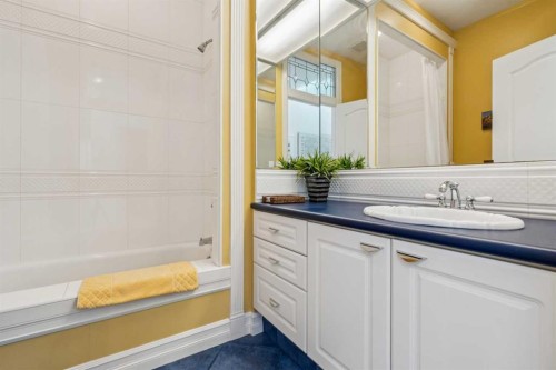 509 15 Avenue Ne, Calgary, AB - Indoor Photo Showing Bathroom