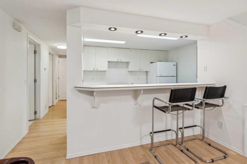 509 15 Avenue Ne, Calgary, AB - Indoor Photo Showing Kitchen