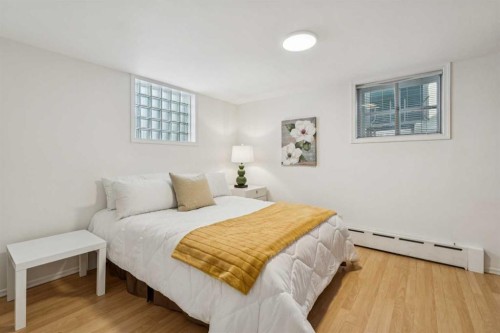 509 15 Avenue Ne, Calgary, AB - Indoor Photo Showing Bedroom