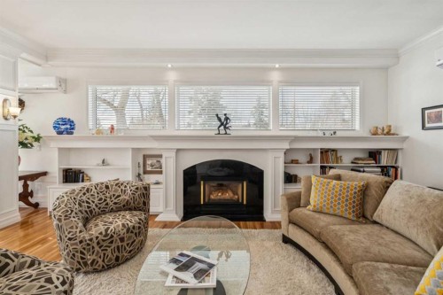 509 15 Avenue Ne, Calgary, AB - Indoor Photo Showing Living Room With Fireplace