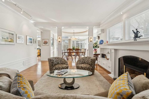 509 15 Avenue Ne, Calgary, AB - Indoor Photo Showing Living Room With Fireplace