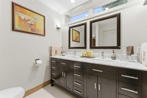 228 Cantrell Place Sw, Calgary, AB - Indoor Photo Showing Bathroom