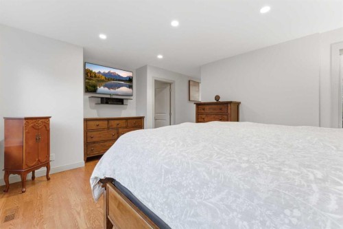 228 Cantrell Place Sw, Calgary, AB - Indoor Photo Showing Bedroom