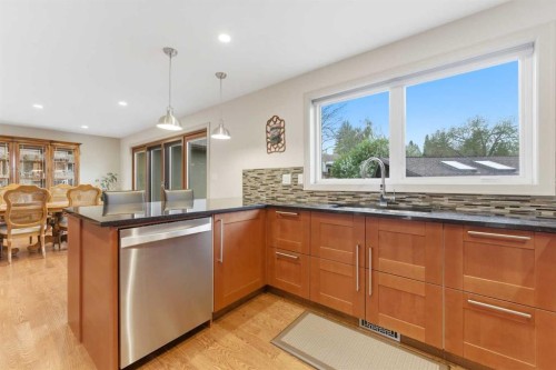 228 Cantrell Place Sw, Calgary, AB - Indoor Photo Showing Kitchen