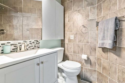 851 Mckenzie Drive Se, Calgary, AB - Indoor Photo Showing Bathroom