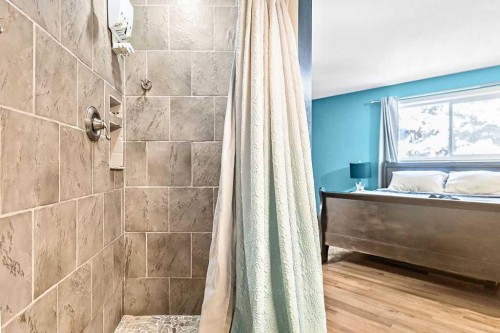 851 Mckenzie Drive Se, Calgary, AB - Indoor Photo Showing Bathroom